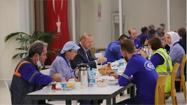 افطار اردوغان با کارگران در استانبول