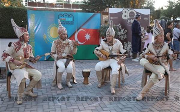 اجرای گروه فولکلوری قزاقستان در باکو