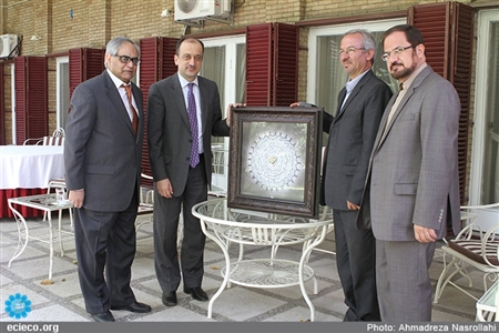 Iranian Calligrapher Presents Artwork to Turkish Prime Minister