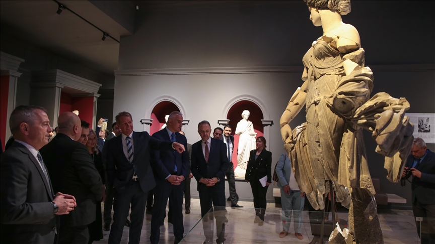 US returns 6 historical artifacts to Türkiye
