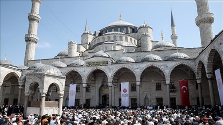 Blue Mosque opens doors for worshippers after 5-year restoration