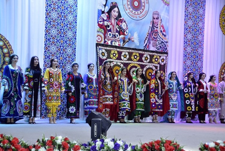 The program of artists from Tursunzade gave the "HUNDRED FLOWERS OF CHAKAN" festival a beautiful atmosphere