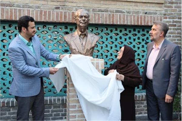 رونمایی از مجسمه کتاب فرهنگ نویس ایرانی «محمد معین» در تهران