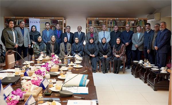 نشست ادبی نقد و بررسی کتاب «هزار مروارید» برگزار شد