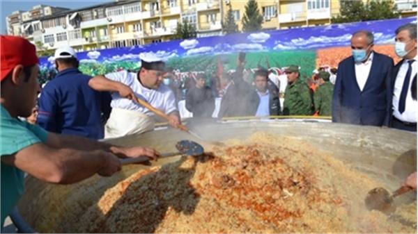 ژاپنی‌ها یک تُن پلو تاجیکی پختند