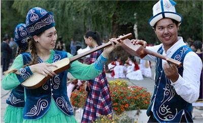 کوموز – ساز ملی قرقیزستان و صدای روح حماسه‌های استپ