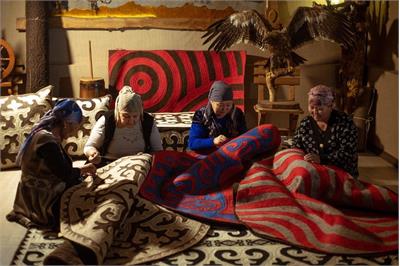 کوشما کَچی (شیرداک) – هنر نمدبافی قرقیزی، نقش‌های کوهستان بر فرش استپ