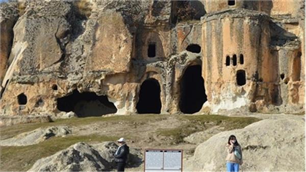 میزبانی دشت تاریخی فریگ از صدها توریست خارجی