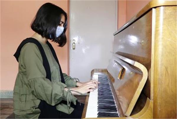نخستین دختر پیانو نواز افغان می‌خواهد در استیج‌های جهان اجرا کند