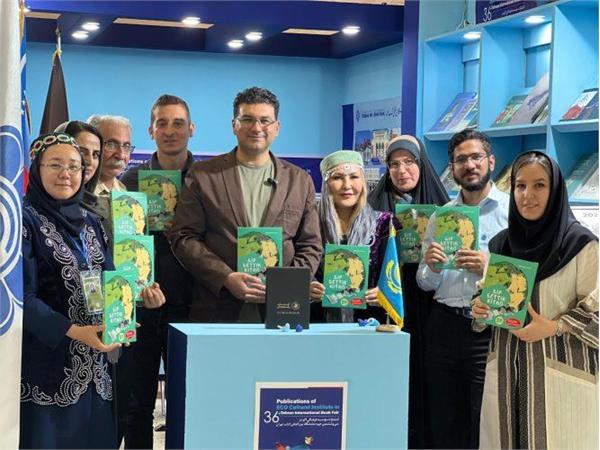 در غرفه انتشارات مؤسسه فرهنگی اکو برگزار شد: جشن امضای ترجمه قزاقی «کتاب یک‌صفحه‌ای»