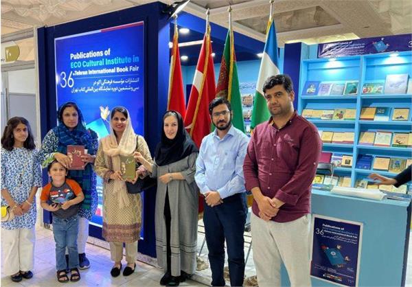 بازدید همسر سفیر پاکستان در ایران از غرفه مؤسسه فرهنگی اکو در نمایشگاه کتاب تهران