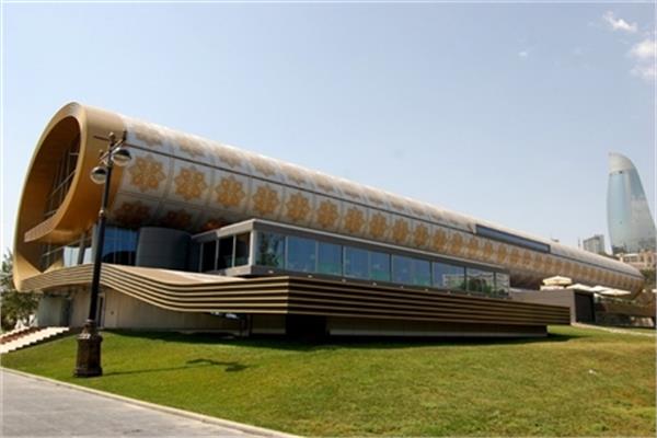 A Greek Website Lauds Azerbaijan's Carpet Museum