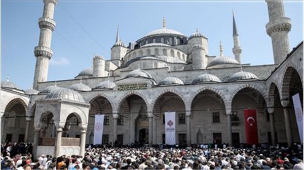 Blue Mosque opens doors for worshippers after 5-year restoration