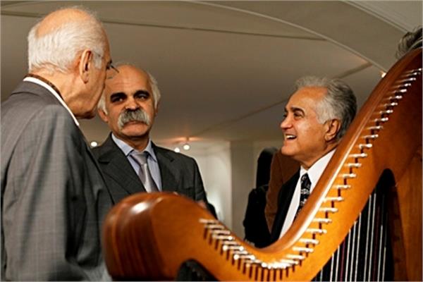 چنگ و تارهای عبداله عباسی بر کف و دیوار  اکو