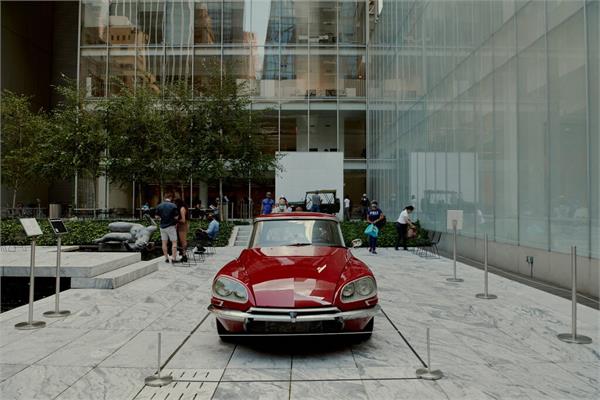 نمایش اتومبیل به مثابه شی هنری در موزه MoMA