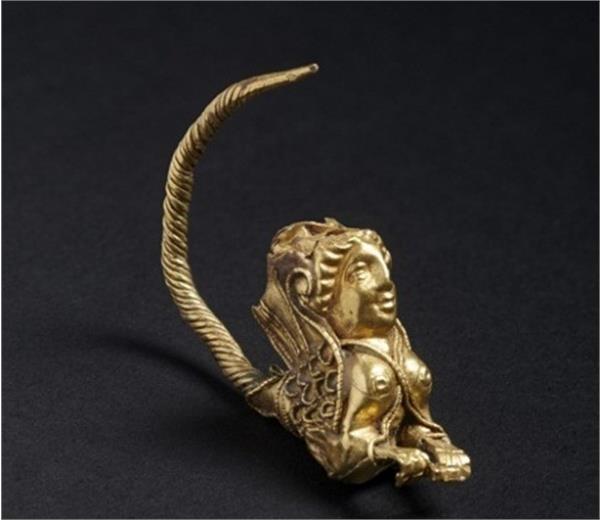 گوشواره طلا به شکل ابوالهول، در نمایشگاه موزه شهر دوشنبه