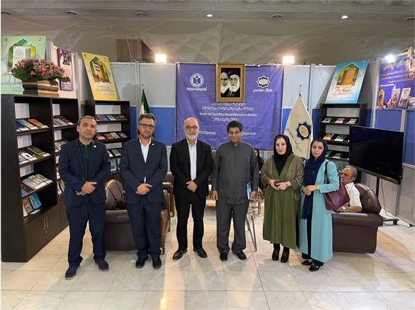 بازدید دکتر سعدخان از غرفه مرکز ساماندهی ترجمه و نشر سازمان فرهنگ و ارتباطات اسلامی در نمایشگاه کتاب تهران