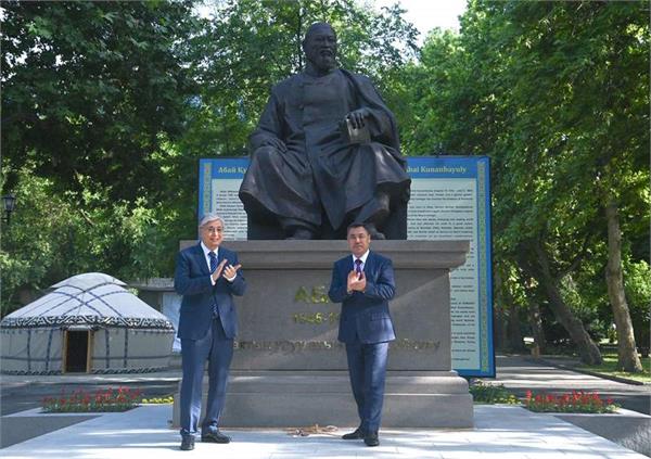 رونمایی از مجسمه آبای در بیشکک با شرکت روسای جمهور دو کشور