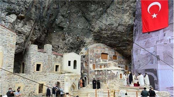 اجرای آیین عروج حضرت مریم به آسمان