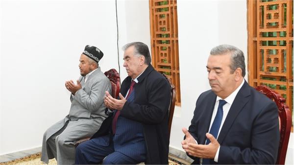 دعای رئیس جمهور تاجیکستان در آرامگاه اویس قرنی