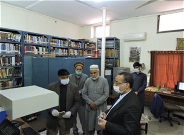 بازدید رایزن فرهنگی ایران از کتابخانه «گنج بخش» در راولپندی