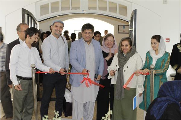 نمایشگاه گروهی «آوای رنگ‌ها» و مراسم شعرخوانی، با حضور هنرمندان زن ایران و افغانستان، در مؤسسه فرهنگی اکو برگزار شد