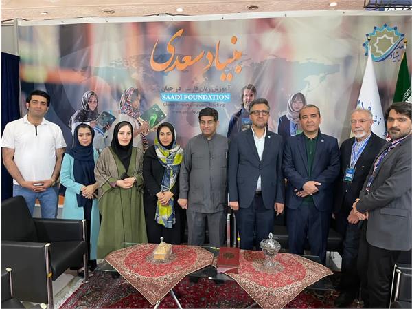 بازید رئیس موسسه فرهنگی اکو از غرفه بنیاد سعدی در سی‌وپنجمین نمایشگاه بین‌المللی کتاب تهران