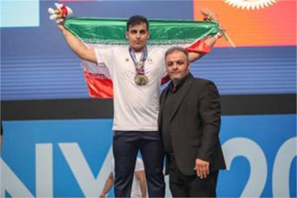 وزنه بردار ایرانی، به نام "معتمدی"، در مسابقات وزنه برداری قهرمانی آسیا، طلا گرفت