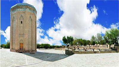 برج‌های آرامگاه نخجوان – آرامگاه‌های استوانه‌ای و دوازده‌گوش از قرن ۱۲ میلادی،