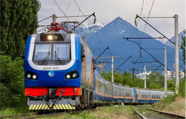 در روزهای جشن بین‌المللی نوروز، قطار بین‌المللی گردشگری جاده ابریشم به دوشنبه می‌رسد