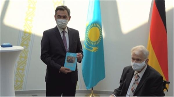 اعطای نشان "دوستی" قزاقستان به مترجم آلمانی