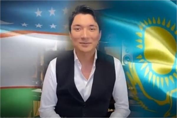 Alisher Karimov Sings an Uzbek Song