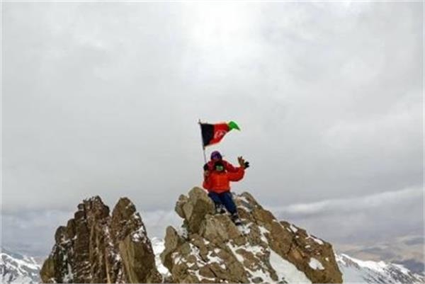 دو بانوی کوهنورد افغان بر بام بلندترین قلۀ بامیان
