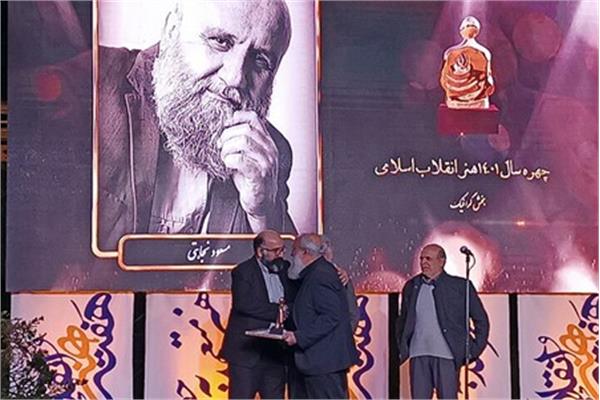 ادبا و هنرمندان تجسمی برتر سال در جشنواره دفتر هنر ایران تجلیل شدند