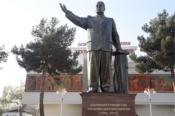 مجسمه باباجان غفوراف در زادگاهش قامت افراخت