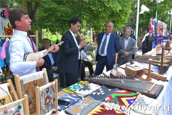 جشنواره «صنایع دستی از طلا گران تر است» امروز در شهر دوشنبه برگزار شد