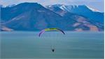 لذت پرواز با پاراگلایدر بر فراز وان